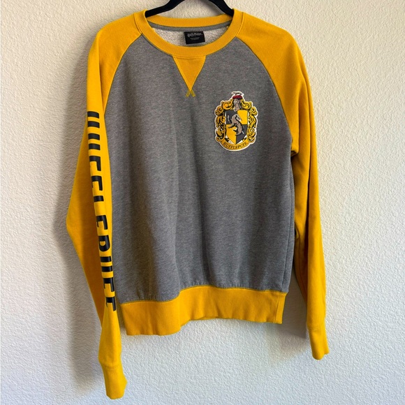 Hufflepuff Gray and Yellow the wizarding world of Harry Potter Hogwarts Sweater - Picture 1 of 5